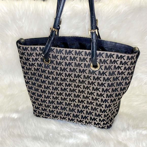 Michael Kors Handbags - Micheal Kors purse